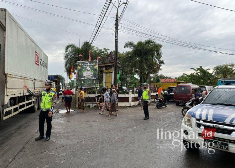 Rekayasa contra flow oleh Satlantas Polres Kendal di Pantura Patebon, Selasa (21/1). (Dok. HMS/Lingkarjateng.id)