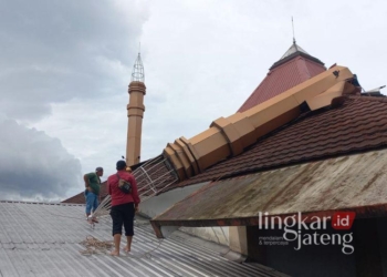 Tim relawan BPBD Kabupaten Semarang melakukan evakuasi salah satu menara yang roboh di Masjid Agung Kabupaten Semarang, pada Kamis (30/1). (Hesty Imaniar/Lingkarjateng.id)