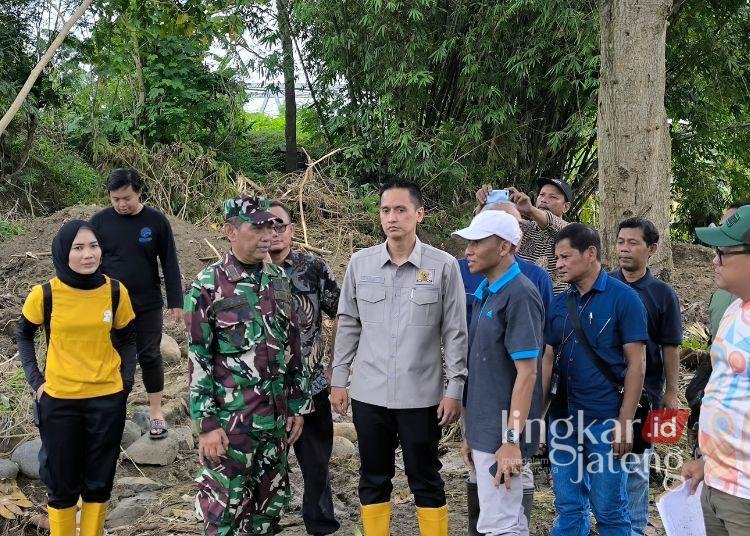 Anggota DPR RI Firnando H Ganinduto (baju abu-abu) meninjau langsung kondisi tanggul Kali Bodri yang jebol didampingi Pj Sekda Kendal serta forkopimda. (Arvian Maulana/Lingkarjateng.id)