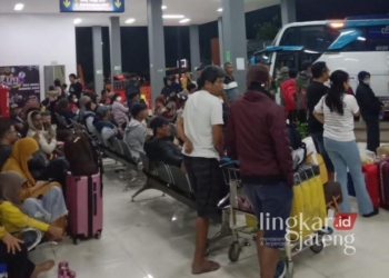 Libur Panjang, Jumlah Penumpang di Terminal Tipe A Tingkir Salatiga Meningkat 25 Puluhan penumpang memadati ruang tunggu keberangkatan bus AKAP di Terminal Tipe A Tingkir, Salatiga, Sabtu malam, 25 Januari 2025. (Dok. Humas Terminal Tipe A Tingkir/Lingkarjateng.id)