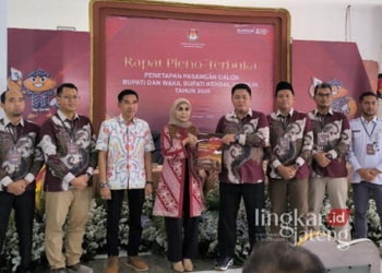Penyerahan surat keputusan oleh Ketua KPU Kendal, Khasanudin, kepada Bupati dan Wakil Bupati terpilih, Dyah Kartika Permanasari dan Benny Karnadi, pada Kamis, 9 Januari 2025. (Arvian Maulana/Lingkarjateng.id)
