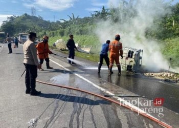 Petugas gabungan saat membersihkan tumpahan zat kimia imbas kecelakaan di ruas Tol Bawen-Semarang pada Jumat, 3 Januari 2025. (Hesty Imaniar/Lingkarjateng.id)