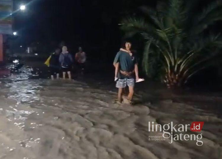 BANJIR: Balai Desa Tlogowaru, Kecamatan Guntur, Kabupaten Demak terendam banjir, Senin, 23.30 WIB. (Karang Taruna Tlogoweru,/Lingkarjateng.id)