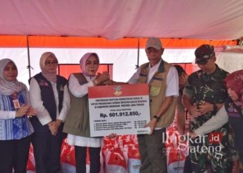 Wakil Menteri Sosial RI Agus Jabo saat menyerahkan bantuan untuk korban banjir secara simbolis kepada Bupati Grobogan Sri Sumarni di Dusun Mintreng, Desa Baturagung, Kecamatan Gubug, pada Minggu, 26 Januari 2025. (Pemkab Grobogan/Lingkarjateng.id)