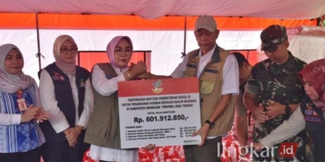 Wakil Menteri Sosial RI Agus Jabo saat menyerahkan bantuan untuk korban banjir secara simbolis kepada Bupati Grobogan Sri Sumarni di Dusun Mintreng, Desa Baturagung, Kecamatan Gubug, pada Minggu, 26 Januari 2025. (Pemkab Grobogan/Lingkarjateng.id)
