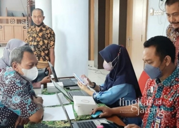 Warga sedang mengurus dokumen kependudukan di salah satu balai desa di Kabupaten Rembang. (Rembangkab/Lingkarjateng.id)