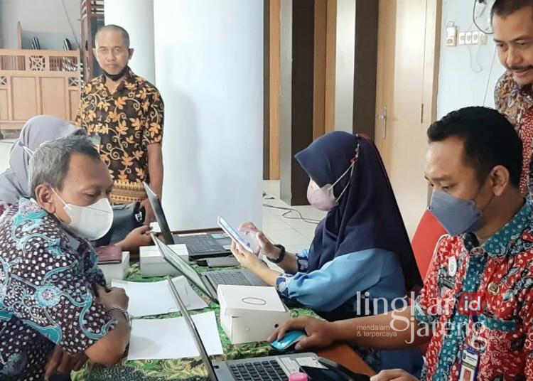 Mulai Februari, Warga Rembang Bisa Cetak KK dan Akta Kelahiran-Kematian di Balai Desa 25 Warga sedang mengurus dokumen kependudukan di salah satu balai desa di Kabupaten Rembang. (Rembangkab/Lingkarjateng.id)