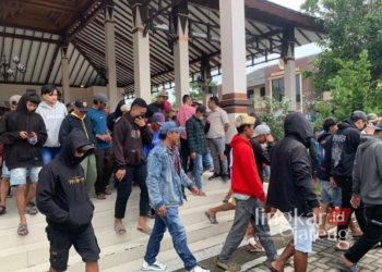 Ratusan warga Desa Sidomulyo, Kecamatan Dempet, Kabupaten Demak, saat menggeruduk Mapolres Demak terkait kasus Kades Sidomulyo pada Kamis, 16 Januari 2025. (M. Burhanuddin Aslam/Lingkarjateng.id)