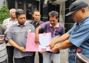 Sejumlah warga Desa Dengkek, Kecamatan/Kabupaten Pati, menunjukkan berkas laporan yang di layangkan ke Kejaksaan Negeri Pati pada Rabu, 15 Januari 2025. (Setyo Nugroho/Lingkarjateng.id)