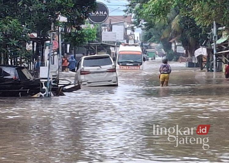 Banjir di Kecamatan Patebon banyak mobil yang terjebak banjir, Selasa, 21 Januari 2025. (Unggul Priambodo/Lingkarjateng.id)