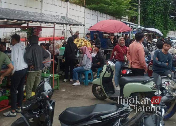 Dinamika Pemberlakuan UMSK Jepara: Sejumlah Usaha Terancam Sepi Jika Pabrik Relokasi ke Daerah Lain 25 Para pelaku usaha UMKM yang menjual dagangannya di sekitar pabrik. (Tomi Budianto/Lingkarjateng.id)