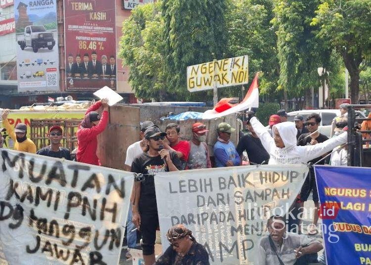 Tampak massa aksi demo yang tergabung dalam Paguyuban Bentor Sampah se-Kabupaten Kudus saat menyampaikan aspirasinya di depan Pendopo Kabupaten Kudus, Sabtu, 25 Januari 2025. (Nisa Hafizhotus S/Lingkarjateng.id)