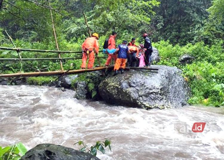 Camping saat cuaca ekstrem, satu remaja dinyatakan hilang 25 BPBD Kabupaten Jepara, Jawa Tengah, bersama tim gabungan melakukan evakuasi salah satu korban selamat bencana tanah longsor di Desa Tanjung, Kecamatan Pakisaji, Jepara, Rabu (29/1/2025)