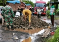 Pemerintah Desa beserta masyarakat Dukuhseti dan dibantu Babinsa wilayah setempat, gotong royong melakukan perbaikan darurat jalan Tayu-Puncel yang rusak, Rabu, 22 Januari 2025. (Dok. Pribadi/Lingkarjateng.id)