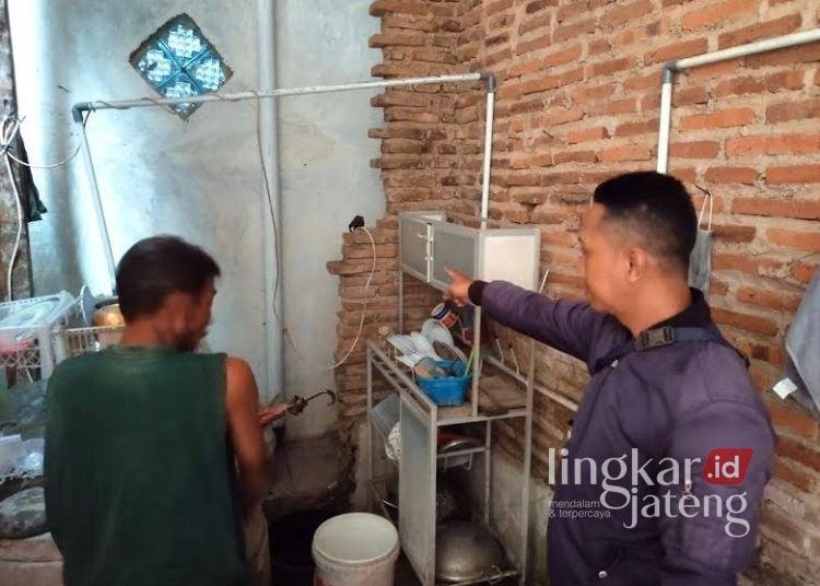 Petugas Polsek Karangdadap saat melakukan olah tempat kejadian perkara (TKP) di area sumur belakang rumah korban tersengat listrik di Desa Pangkah, Kecamatan Karangdadap, Kabupaten Pekalongan, pada Jumat, 3 Januari 2025. (Fahri Akbar/Lingkarjateng.id)