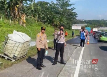 Proses evakuasi kecelakaan di ruas Tol Bawen-Semarang, KM 438+100 Jalur B yang masuk wilayah Kabupaten Semarang dilakukan aparat gabungan dari Polres Semarang, PT TMJ, dan Damkar pada Jumat, 3 Januari 2025. (Dok. for Lingkarjateng.id)