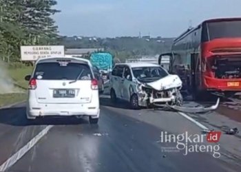 Tampak mobil Avansa putih dan bus merah rusak usai kecelakaan beruntun di Tol Bawen Semarang KM 438, Jumat, 3 Januari 2025. (Facebook Dya Ratih)