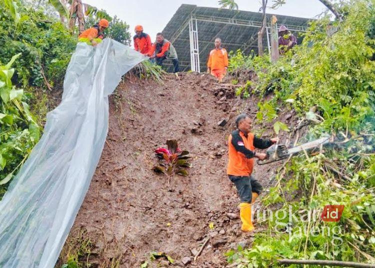Hujan Deras Picu Longsor di 10 Titik Kabupaten Kudus 25 Para relawan saaat melakukan evakuasi di salah satu titik lokasi tanah longsor Kabupaten Kudus, Rabu, 29 Januari 2025. (Dok. for Lingkarjateng.id)
