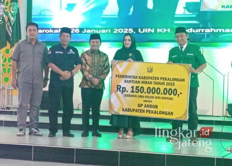 Bupati Pekalongan Fadia Arafiq, menyerahkan hibah Rp150 juta kepada GP Ansor Kabupaten Pekalongan dalam Konfercab XIV, Minggu, 26 Januari 2025. (Fahri Akbar/Lingkarjateng.id)