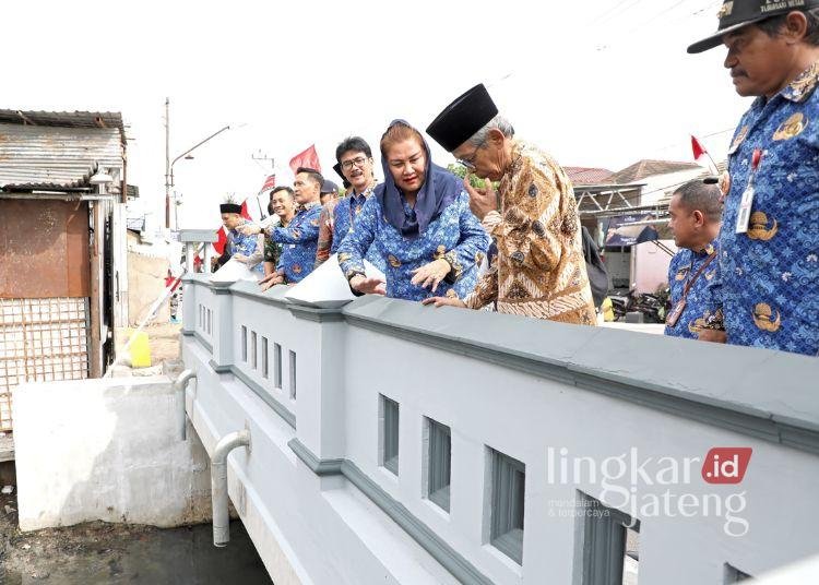 Wali Kota Semarang Hevearita Gunaryanti Rahayu turun langsung memantau penanganan langsung banjir di Kota Atlas. (Dok. for Lingkarjateng.id)