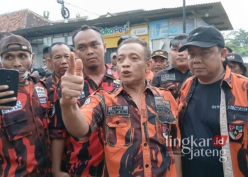 Ketua Pemuda Pancasila Kabupaten Blora, Munaji saat memberikan keterangan yang menolak keberadaan GRIB Jaya di Blora. (Dok. for Lingkarjateng.id)