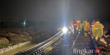 Jalur rel di Stasiun Gubug dan Stasiun Karangjati di Kabupaten Grobogan pada Jumat malam, 24 Januari 2025 kembali ditutup akibat tergerus luapan air. Kini sudah dalam masa perbaikan Petugas PT KAI Daop 4 Semarang. (Antara/Lingkarjateng.id)
