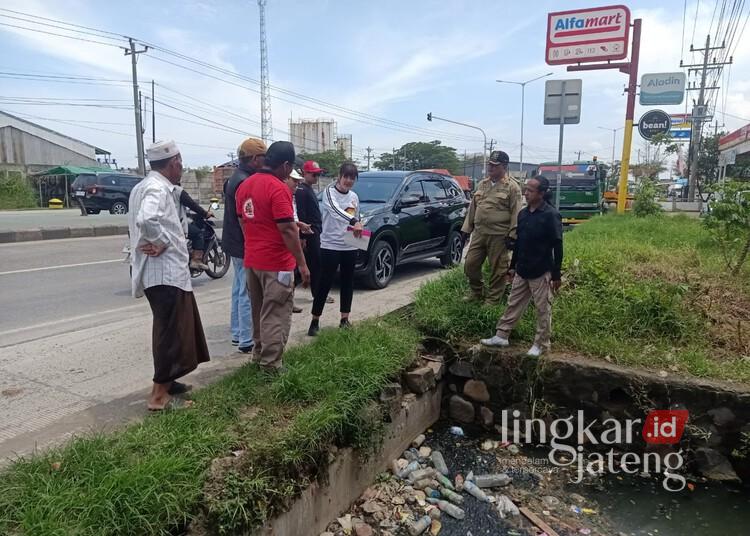 Komisi C DPRD Kendal saat melakukan sidak di sejumlah titik lokasi yang disinyalir menjadi penyebab banjir di Desa Sarirejo, Kecamatan Kaliwungu, Kabupaten Kendal, Minggu, 20 Januari 2025. (Dok. Pribadi/Lingkarjateng.id)