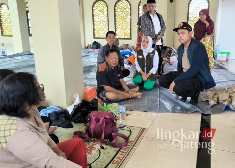 Bupati Kendal, Dico M. Ganinduto, saat menemui pengungsi korban bencana banjir di Masjid At-Taqwa, Desa Kebonharjo, Kecamatan Patebon, pada Selasa, 21 Januari 2025. (Arvian Maulana/Lingkarjateng.id)