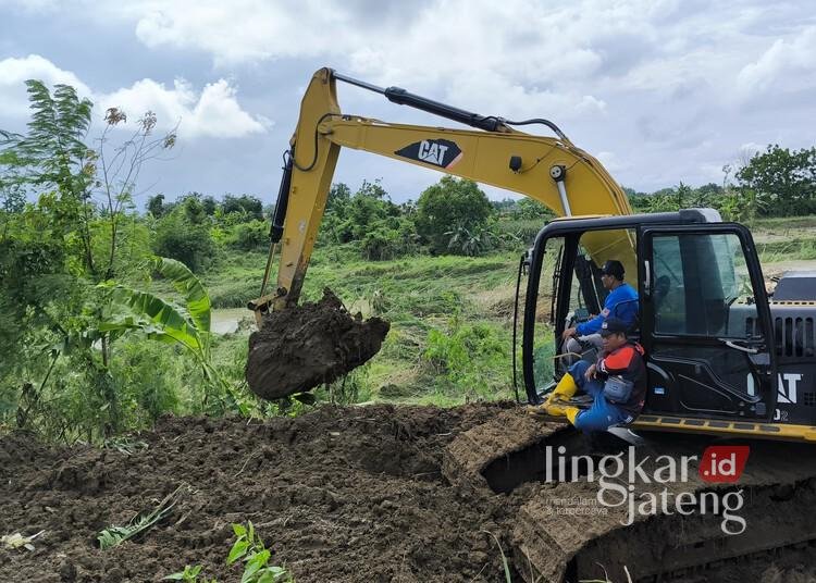 Ekskavator yang dikerahkan Pemkab Kendal untuk penanganan darurat tanggul jebol di Desa Lanji, Kecamatan Patebon, pada Selasa, 21 Januari 2025. (Arvian Maulana/Lingkarjateng.id)