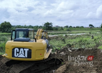 Penutupan Tanggul Jebol Kali Bodri Kendal Ditarget Rampung 4 Hari 29 Ekskavator tengah menutup tanggul Kali Bodri yang jebol di Desa Lanji, Kecamatan Patebon, Kabupaten Kendal, Selasa, 21 Januari 2025. (Arvian Maulana/Lingkarjateng.id)