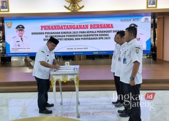 Teken Perjanjian Kinerja, Pemkab Kendal Minta OPD Jalankan Program Sesuai Target 31 Wakil Bupati Kendal, Windu Suko Basuki, saat menandatangani perjanjian kinerja bersama para kepala OPD di Pendopo Tumenggung Bahurekso Setda Kendal pada Rabu, 22 Januari 2025. (Arvian Maulana/Lingkarjateng.id)