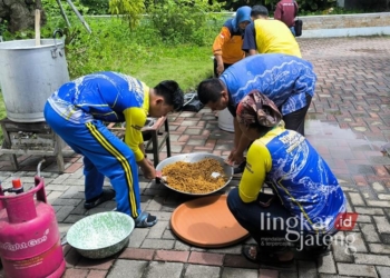 Banjir Mulai Surut, Pemkab Kendal Terus Distribusikan Makanan ke Warga Terdampak 30 Aktivitas memasak makanan untuk suplai kebutuhan korban banjir di dapur umum yang didirikan Pemkab Kendal di Wisma PKK Kendal pada Rabu, 22 Januari 2025. (Arvian Maulana/Lingkarjateng.id)