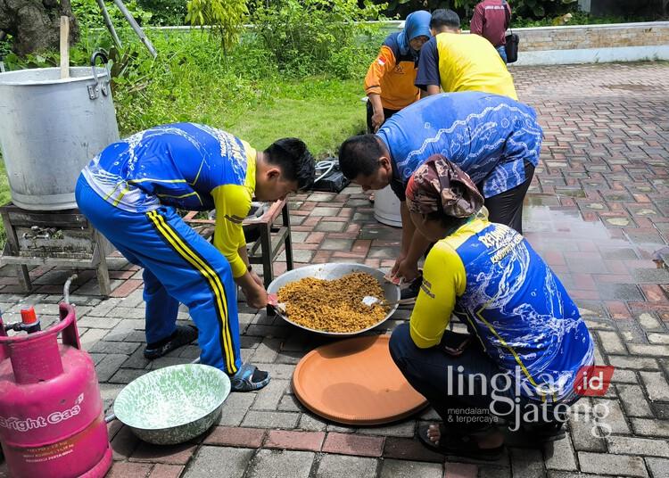 Aktivitas memasak makanan untuk suplai kebutuhan korban banjir di dapur umum yang didirikan Pemkab Kendal di Wisma PKK Kendal pada Rabu, 22 Januari 2025. (Arvian Maulana/Lingkarjateng.id)