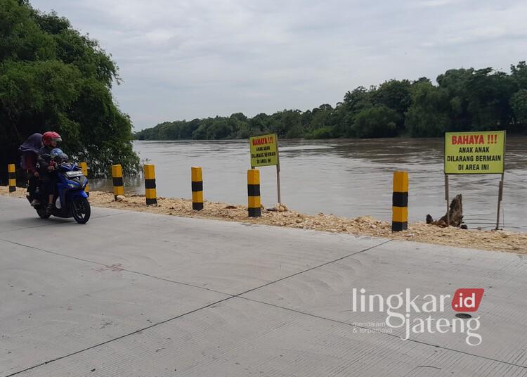 Papan larangan yang dipasang BPBD Blora agar warga tidak beraktivitas di Sungai Bengawan Solo, Rabu, 22 Januari 2025. (Eko Wicaksono/Lingkarjateng.id)