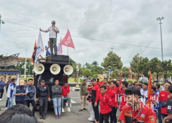 Puluhan buruh kembali melakukan aksi di depan Kantor Bupati Jepara untuk menuntut pembubaran rapat Dewan Pengupahan pada Rabu, 22 Januari 2025. (Muhammad Aminudin/Lingkarjateng.id)