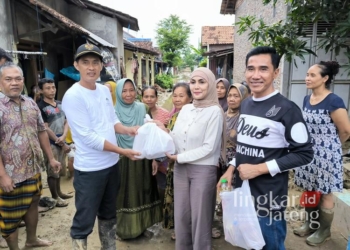 Kunjungi Korban Banjir Kendal, Tika-Benny Bagikan Ribuan Paket Sembako 28 Pasangan calon Bupati dan Wakil Bupati Kendal terpilih, Dyah Kartika Permanasari dan Benny Karnadi, saat memberikan paket sembako kepada warga terdampak banjir di Kecamatan Patebon pada Kamis, 23 Januari 2025. (Arvian Maulana/Lingkarjateng.id)