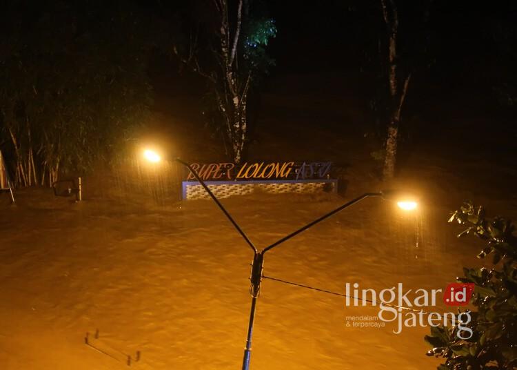 Tampak fasilitas di wisata Buper Lolong Asri Pekalongan diterjang banjir pada Senin malam, 20 Januari 2025. (Dok. for Lingkarjateng.id)