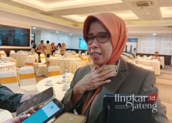 Asisten Pemerintahan dan Kesra Setda Provinsi Jawa Tengah, Emma Rahmawati, saat diwawancarai awak media pada Selasa, 21 Januari 2025. (Syahril Muadz/Lingkarjateng.id)