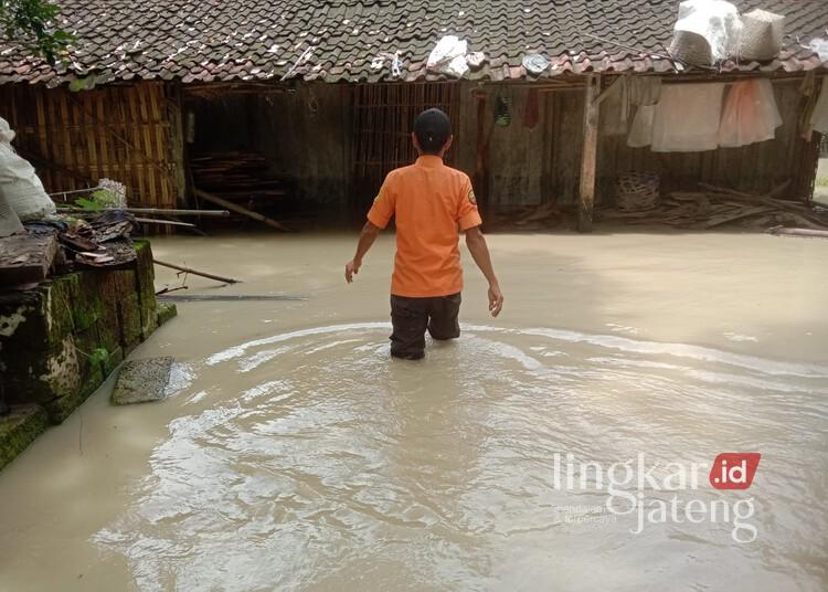 Anggota BPBD Kabupaten Blora melakukan pengecekan rumah warga yang terdampak banjir imbas meluapnya Sungai Wulung, Selasa, 21 Januari 2025. (Dok. BPBD Blora/Lingkarjateng.id)