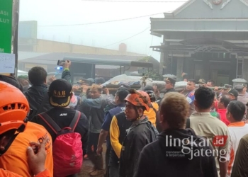 Korban Tewas Longsor Pekalongan Jadi 17 Orang, 8 Warga Masih Hilang 25 Petugas gabungan tengah melakukan evakuasi korban longsor di Kecamatan Petungkriyono, Kabupaten Pekalongan, pada Selasa, 21 Januari 2025. (Fahri Akbar/Lingkarjateng.id)