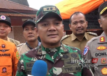 Operasi Pencarian Korban Longsor Pekalongan Ditutup, 25 Jenazah Ditemukan 30 Dandim 0710/Pekalongan Letkol Inf Rizky Aditya memberikan keterangan pers terkait penutupan operasi pencarian korban longsor di Desa Kasimpar, Kecamatan Petungkriyono, Kabupaten Pekalongan, pada Senin, 27 Januari 2025. (Kodim Pekalongan/Lingkarjateng.id)