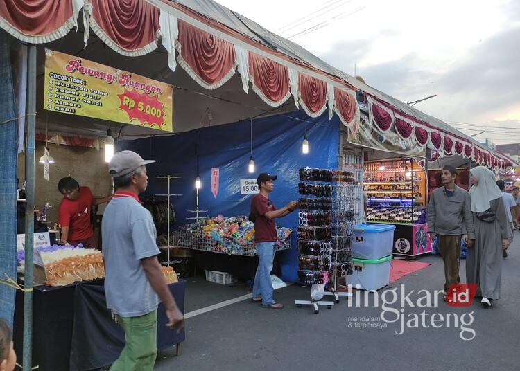 PKL CFD Kudus Dilarang Jual Jatah Lapak Dandangan, Ini Sanksinya 25 ILUSTRASI : Lapak PKL di acara Dandangan Kudus tahun lalu. (Nisa Hafizhotus S./Lingkarjateng.id)