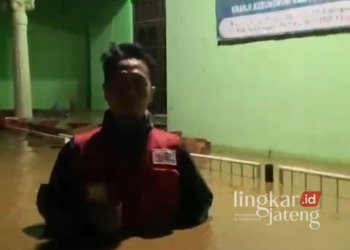 Petugas PMI Kabupaten Pekalongan melaporkan kondisi banjir di Desa Kranji, Kecamatan Kedungwuni, Kabupaten Pekalongan, Senin, 20 Januari 2025. (Dok. for Lingkarjateng.id)
