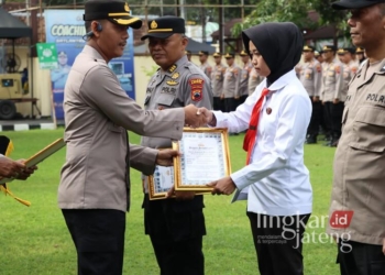 Wakapolres Kendal, Kompol Indra Jaya Syafputra, memberikan penghargaan kepada anggota berprestasi saat apel pada Senin, 20 Januari 2025. (Dok. Polres Kendal/Lingkarjateng.id)