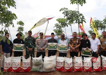 Polres Kendal bersama Kementerian RI, GAPKI, Perhutani, Inhutani, pihak swasta, dan petani lokal menyelenggarakan kegiatan penanaman jagung serentak di perkebunan PTPN IX Regional 3, Merbuh, Kecamatan Singorojo, Kabupaten Kendal, pada Selasa 21 Januari 2025. (Dok. Polres Kendal/Lingkarjateng.id)