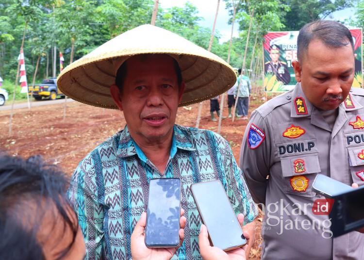 Ketua DPRD Kabupaten Pekalongan, Abdul Munir, memberikan keterangan terkait penanganan pascabencana banjir dan longsor saat ditemui usai acara penanaman jagung serentak di Kecamatan Karanganyar pada Selasa, 21 Januari 2025. (Fahri Akbar/Lingkarjateng.id)