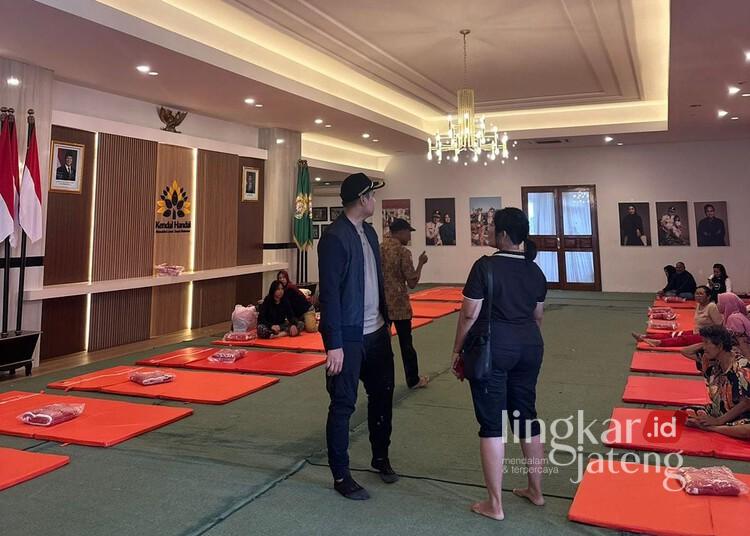 Ruang tamu Rumah Dinas Bupati Kendal, Dico M. Ganinduto, disiapkan untuk menjadi tempat pengungsian warga terdampak banjir, Selasa, 21 Januari 2025. (Unggul Priambodo/Lingkarjateng.id)