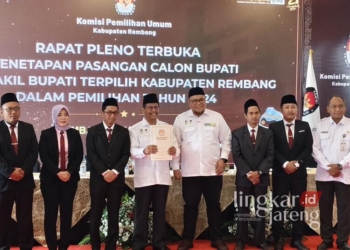 Harno-Hanies saat menghadiri penetapan pasangan calon Bupati dan Wakil Bupati Rembang terpilih Pilkada 2024 pada Kamis, 9 Januari 2025. (Vicky Rio/Lingkarjateng.id)