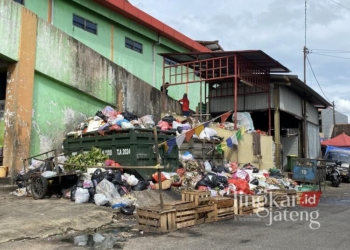 Kondisi tumpukan sampah yang ada di Pasar Kliwon Kudus, Senin, 20 Januari 2025. (Nisa Hafizhotus S./Lingkarjateng.id)