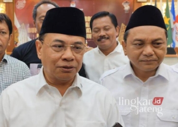 Pasangan Sudewo-Chandra diwawancara wartawan usai KPU menetapkan keduanya menjadi Bupati dan Wakil Bupati Pati dalam rapat pleno, Kamis, 9 Januari 2025. (Setyo Nugroho/Lingkarjateng.id)